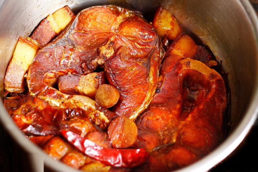Chuối thấm nước kho sẽ mềm bùi, ngọt dịu và giúp trung hòa vị tanh của cá.