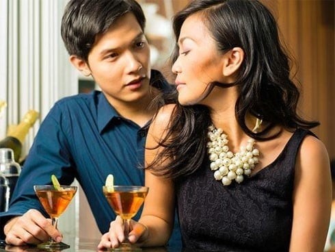 Trong xã hội hiện nay, khi phụ nữ trẻ và đàn ông lớn tuổi kết hôn, họ thường bị xem là kẻ thứ ba hoặc người phá hoại gia đình.