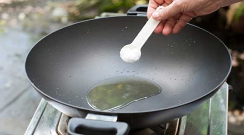 Một cách khác để tăng hương vị cho cá là cho muối vào dầu ăn.