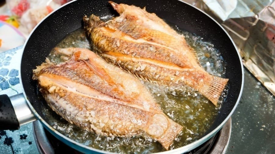 Một mẹo giúp cá không bị dính chảo và giảm bắn dầu là cho một thìa bột mì vào chảo dầu nóng.