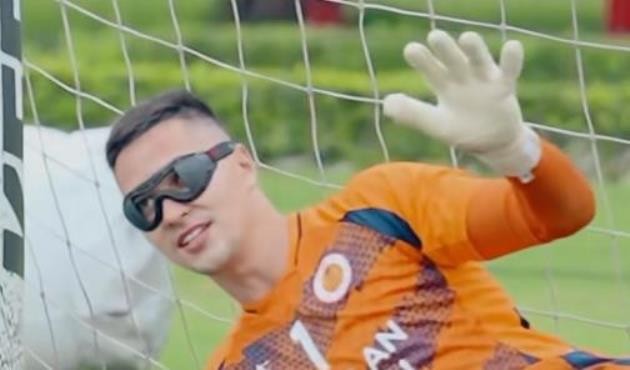 Nguyễn Filip phải đeo mặt nạ khi tập.