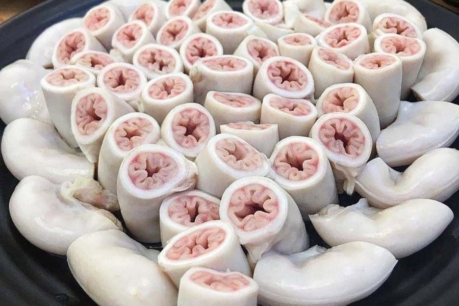 Nội tạng động vật như óc, tim, gan, thận, dạ dày, lòng... tuy giàu dưỡng chất như đạm, vitamin A và sắt, nhưng cũng chứa lượng chất béo và cholesterol xấu cao, có thể dẫn đến các bệnh rối loạn chuyển hóa.