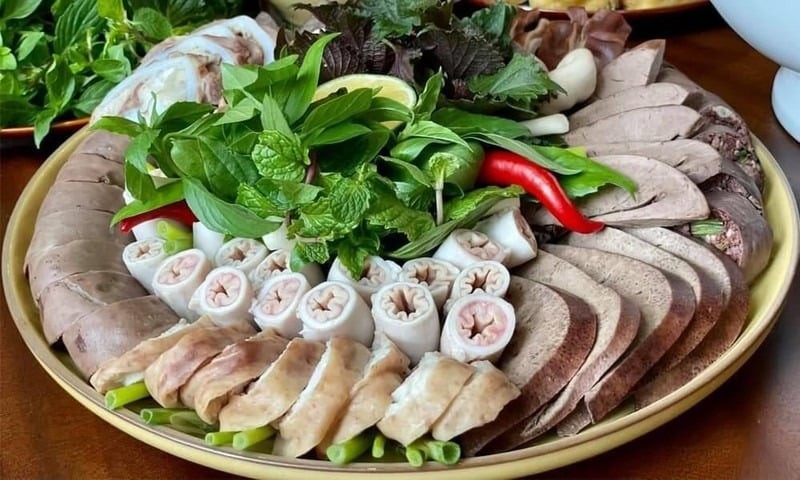 Lòng, dạ dày nếu không được sơ chế kỹ lưỡng và chưa được nấu chín hoàn toàn có thể chứa vi khuẩn nguy hiểm như E. coli, Salmonella, Shigella...
