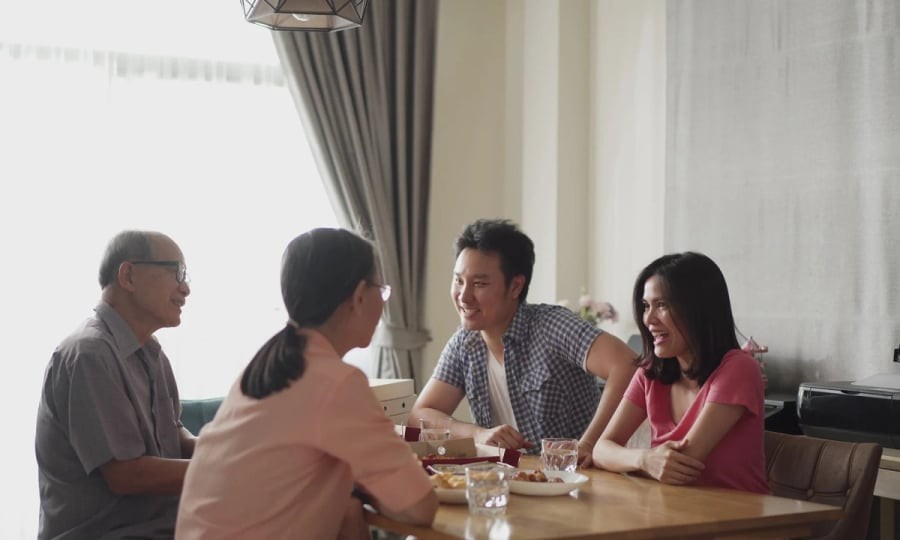 Một số bậc cha mẹ thường xuyên can thiệp quá sâu vào cuộc sống của vợ chồng con cái, từ việc trang trí nhà cửa, quyết định sinh con hay chọn lựa trang phục…