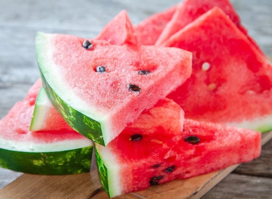 Dưa hấu giàu chất chống oxy hoá lycopene hơn so với cà chua, có lợi trong việc hỗ trợ chống tia UV cho làn da.