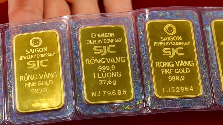 Giá vàng SJC sáng 9/5 giảm mạnh gần 2 triệu đồng/lượng, khiến thị trường chao đảo