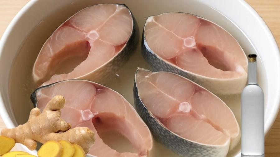 Rượu trắng và gừng cũng giúp khử mùi tanh của cá