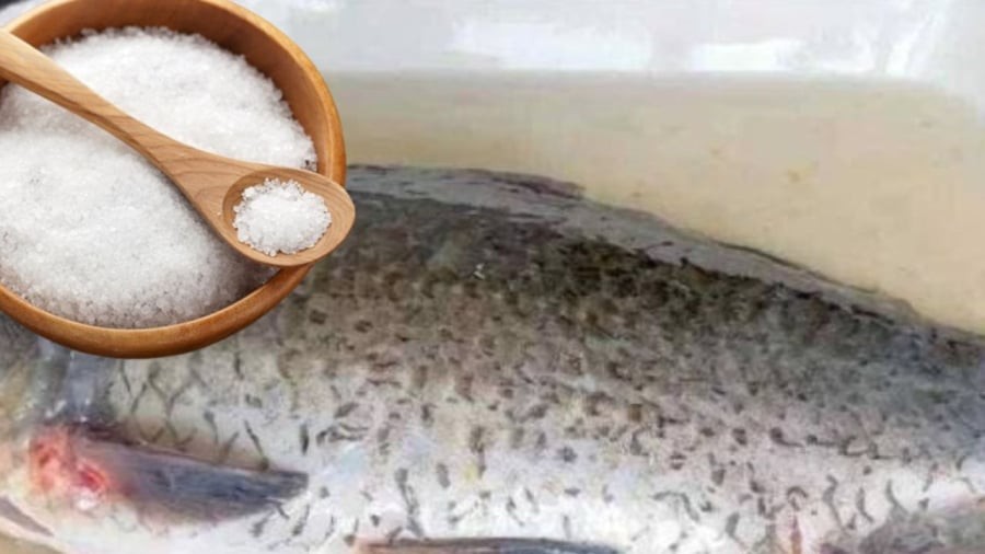 Nước muối và giấm giúp khử tanh cá