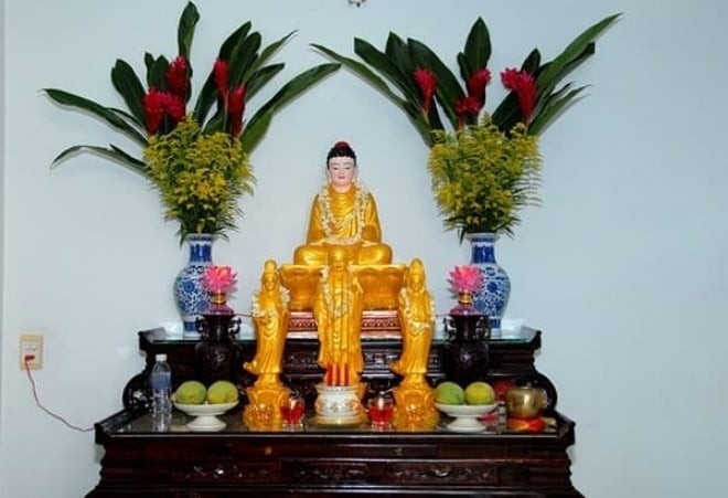 Khi có hai bình hoa trên bàn thờ, chúng nên được đặt đối xứng ở hai bên, với mâm quả đặt ở giữa, phía trước bát hương.