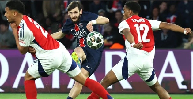 Kvaratskhelia góp phần khiến Arsenal bị loại khỏi UCL.