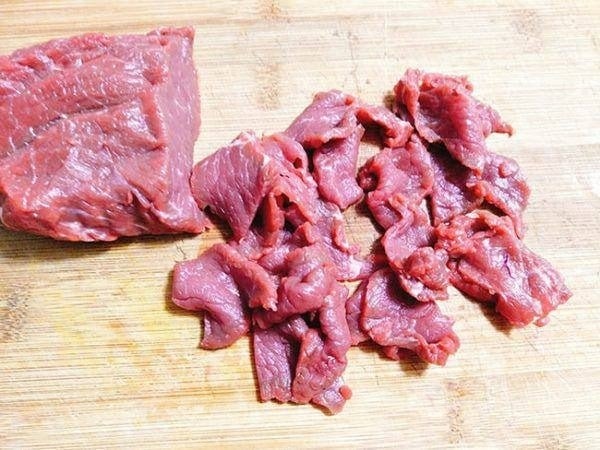 Thịt bò rửa sạch, thấm khô rồi thái thành miếng mỏng vừa ăn, nhớ thái ngang thớ để thịt không bị dai khi xào.
