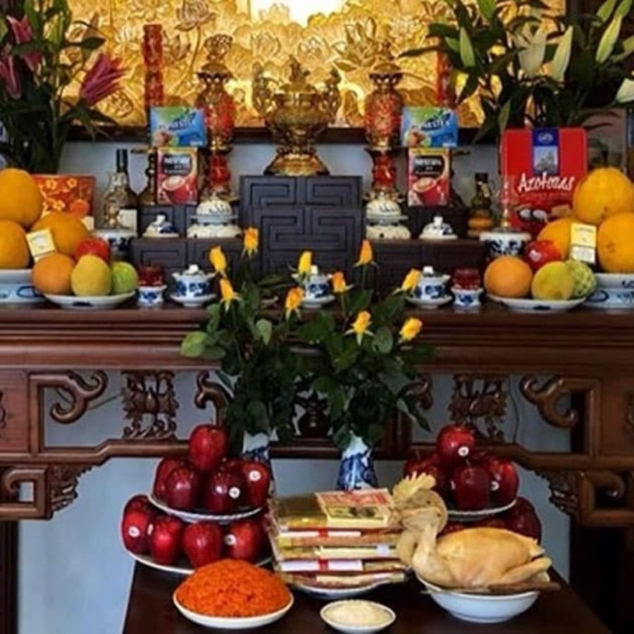 Ban thờ to lớn mang tính phô trương mà không ấm cúng thành tâm sẽ bị quở trách