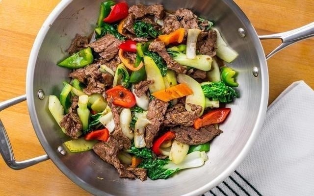 Khi thịt bò đã chuyển màu, bạn có thể cho thêm một chút xì dầu để món ăn có màu sắc đẹp hơn.