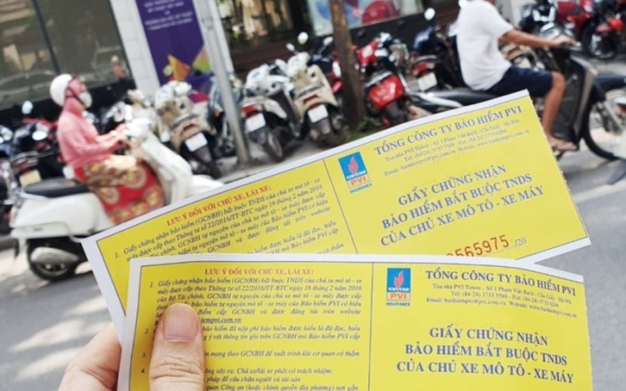 Người điều khiển xe mô tô, xe gắn máy, các loại xe tương tự xe mô tô và các loại xe tương tự xe gắn máy không có bảo hiểm xe máy 2025 bị phạt tiền từ 200.000 đồng đến 300.000 đồng. (Ảnh minh họa)