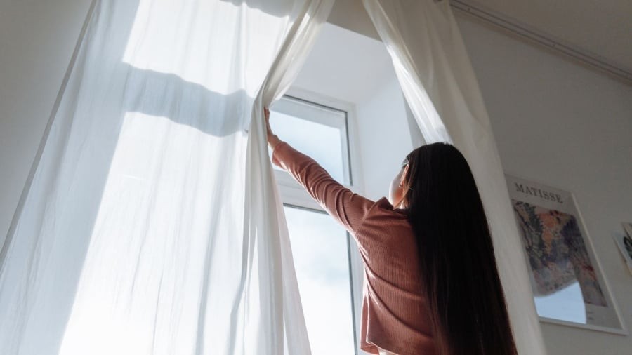 Kéo rèm và cửa sổ đúng lúc là cách làm mát cho ngôi nhà