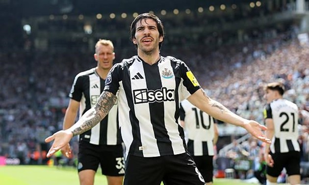 Newcastle United dễ dàng đánh bại Chelsea trong thế hơn người.