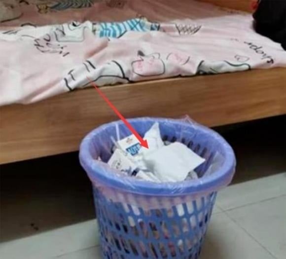 Một số người có thói quen đặt thùng rác dưới bàn ăn để tiện vứt bỏ rác trong lúc ăn uống.