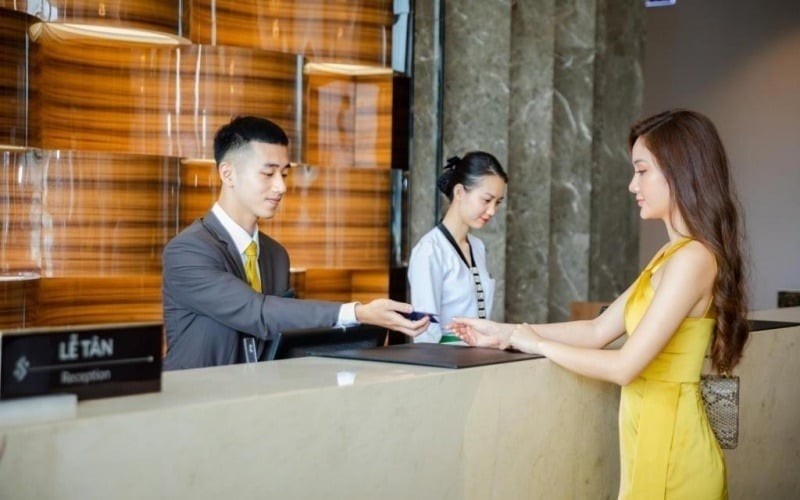 Thông thường, các khách sạn bố trí phòng từ ngoài vào trong, và phòng ở cuối hành lang thường ít được sử dụng, ít được chăm sóc và dọn dẹp, dễ gặp phải tình trạng thiếu ánh sáng tự nhiên, lạnh lẽo.