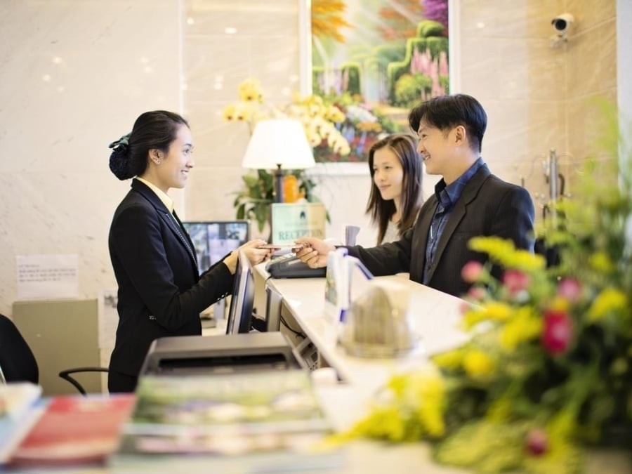 Các phòng có thiết kế góc cạnh hoặc không vuông vức thường mang đến cảm giác khó chịu do sự bất đối xứng trong không gian.