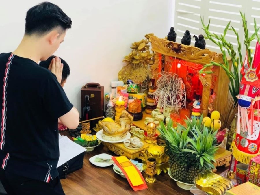 Nên chọn hoa lay ơn màu đỏ, trắng hoặc hồng nhạt, tránh các màu quá u ám hoặc quá sặc sỡ.