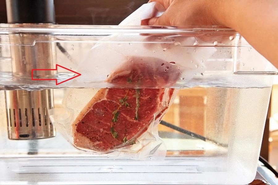 Ngâm thịt vào nước lã vừa lâu vừa nhạt thịt: Đây là cách để thịt rã đông nhanh, bổ dưỡng