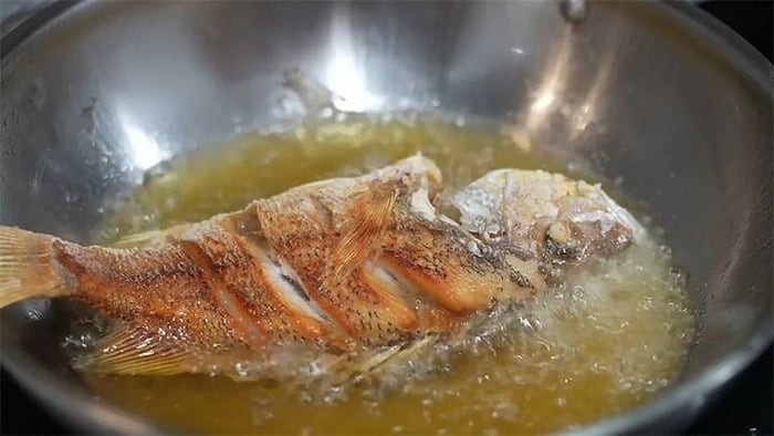 Lớp bột này không chỉ giúp cá không dính chảo, mà còn khiến lớp da cá giòn tan, thấm dầu vừa đủ, giữ được hình dạng nguyên vẹn và đặc biệt là khử mùi tanh hiệu quả.