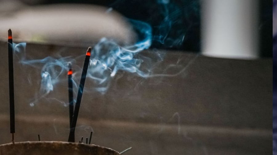 Thắp hương buổi tối có thể gây ra nhiều ảnh hưởng không tốt