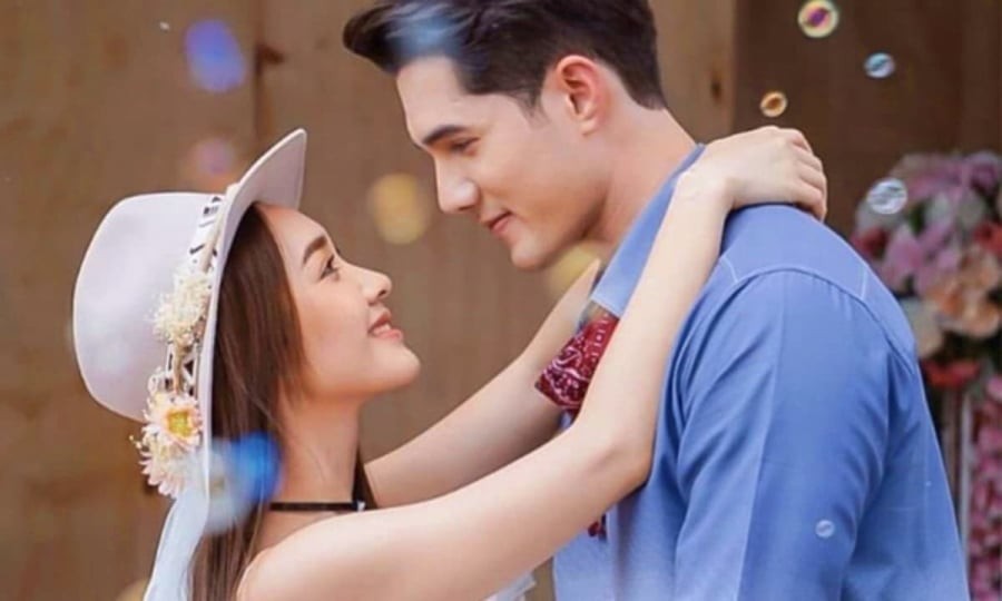 “Anh ở đây, đừng lo gì cả.”