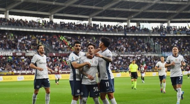 Inter thắng Torino 2-0.