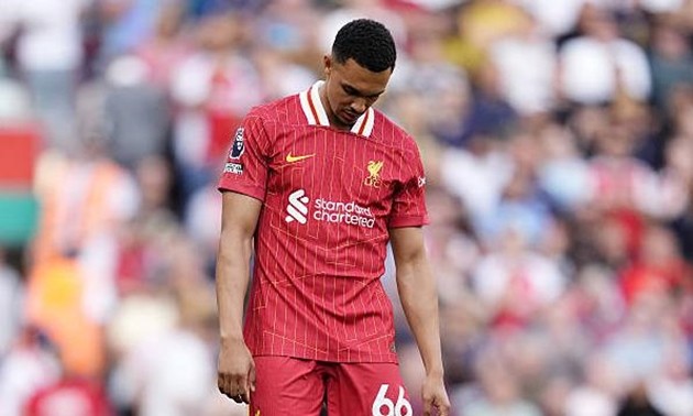 Trent Alexander-Arnold bị cổ động viên Liverpool la ó.