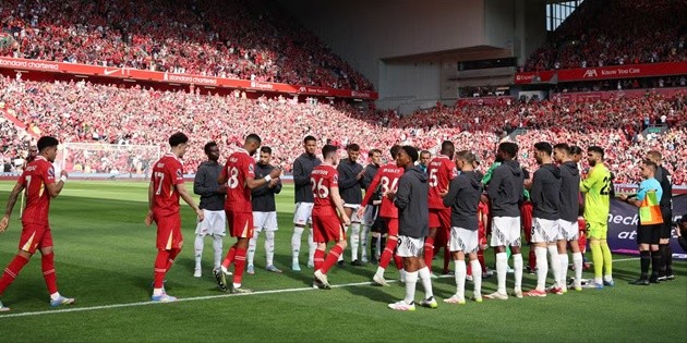 Arsenal xếp hàng chào mừng tân vương Liverpool.