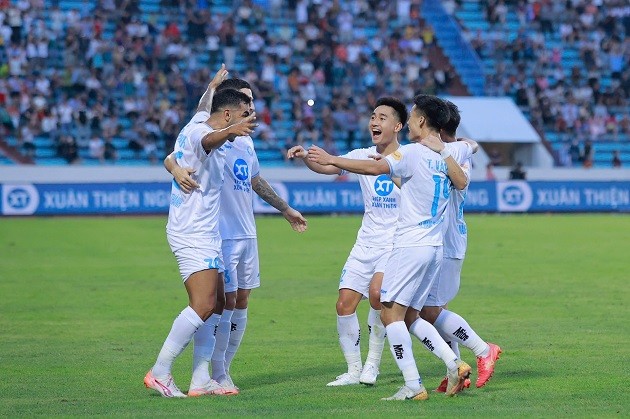 Nam Định đang đứng vững trên ngôi đầu.