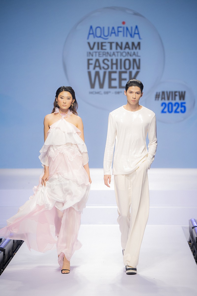 14. 2 look đến từ NTK Adrian Anh Tuấn