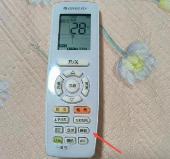 Khi bật điều hòa, hãy kết hợp sử dụng thêm quạt điện để giúp không khí lạnh lưu thông đều khắp phòng. 
