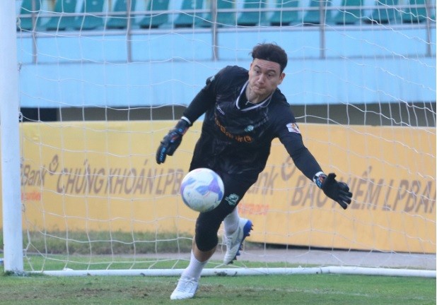Văn Lâm chơi xuất sắc trong khung gỗ.