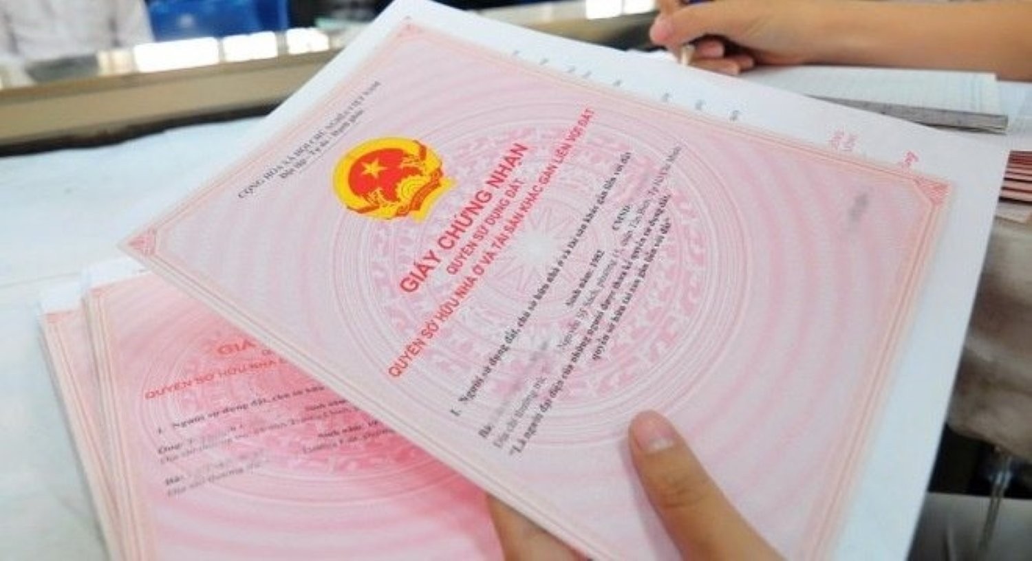 Một số quy định cần biết khi mua nhà đất như điều kiện mua bán, cách kiểm tra thông tin nhà đất bị thế chấp, quy hoạch. (Ảnh minh họa)