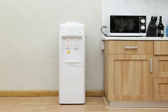 Đây là thiết bị rất cần thiết cho gia đình và văn phòng, giúp bạn nhanh chóng có được ly nước lạnh hoặc nước nóng để pha trà, cà phê. 