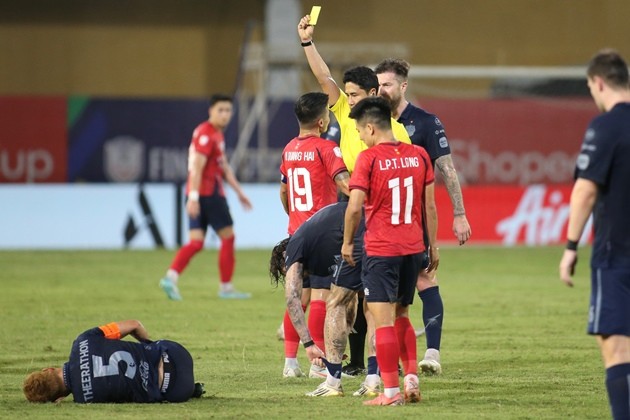 Theerathon Bunmathan nhạt nhòa trước Quang Hải.