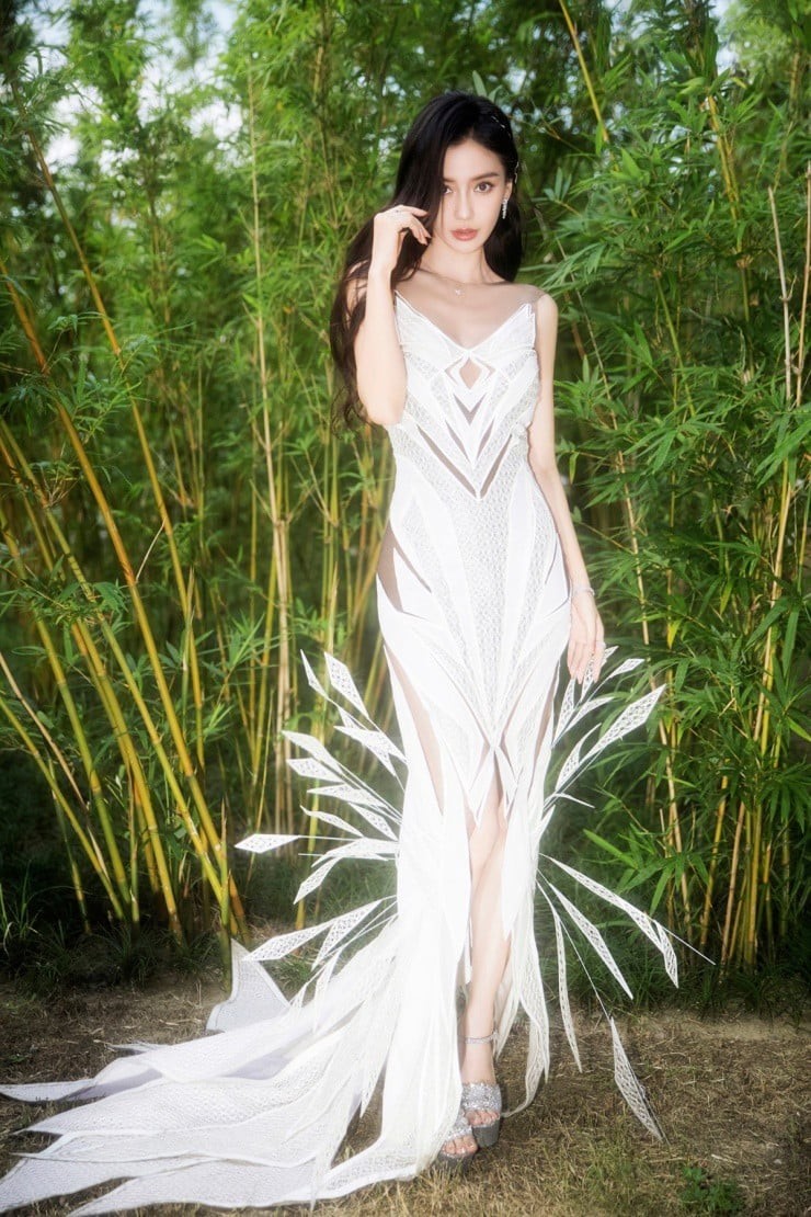 Angelababy theo đuổi phong cách trang điểm tự nhiên, ưu tiên các tông màu nhẹ nhàng như nâu, cam đất.
