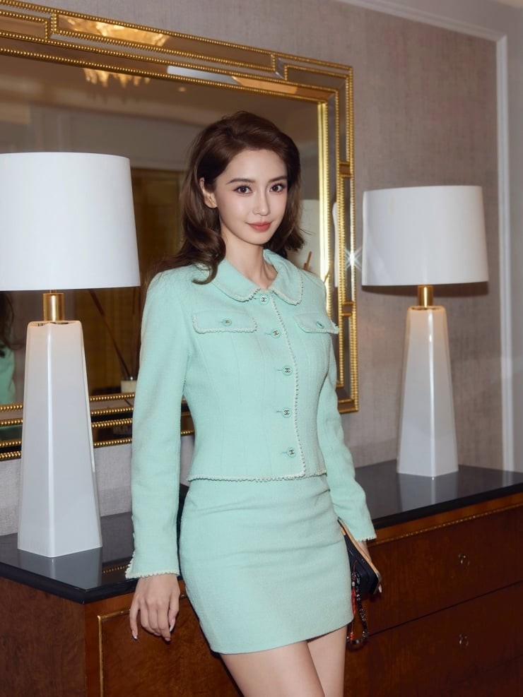 Angelababy tiết chế tối đa trang sức nhằm giữ vẻ thanh thoát, tinh tế.
