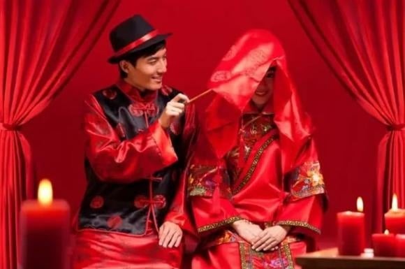 Trước hết, “vợ đẹp” ở đây chỉ người vợ trẻ trung, xinh xắn, duyên dáng – hình mẫu lý tưởng được ca ngợi trong văn học cổ điển như “Hồng Lâu Mộng” hay “Tây Sương Ký”.
