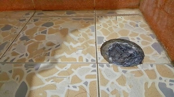 Phòng tắm thường là nơi tích tụ tóc rụng sau khi tắm gội, và nếu không dọn dẹp kịp thời, tóc sẽ gây tắc nghẽn đường ống thoát nước, ảnh hưởng đến sinh hoạt hàng ngày.