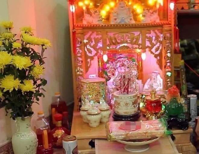 Với các gia đình có điều kiện, việc thờ cúng và bày trí bàn thờ luôn được quan tâm kỹ lưỡng.