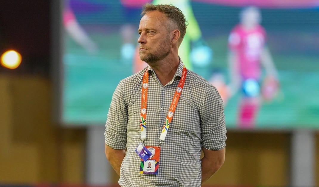 HLV Mano Polking cùng CAHN đánh rơi chiến thắng trước Buriram United.