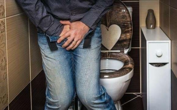 Nhiều người do ít vận động phần trên cơ thể hoặc thói quen không kịp thời đi tiểu tiện, dẫn đến việc nhịn tiểu kéo dài.