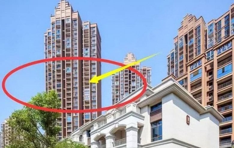 Một số căn ở các tầng nhất định thường có thiết kế không đồng đều với tổng thể tòa nhà, dẫn đến bị khuyết góc, méo mó hoặc thiếu sáng tự nhiên.