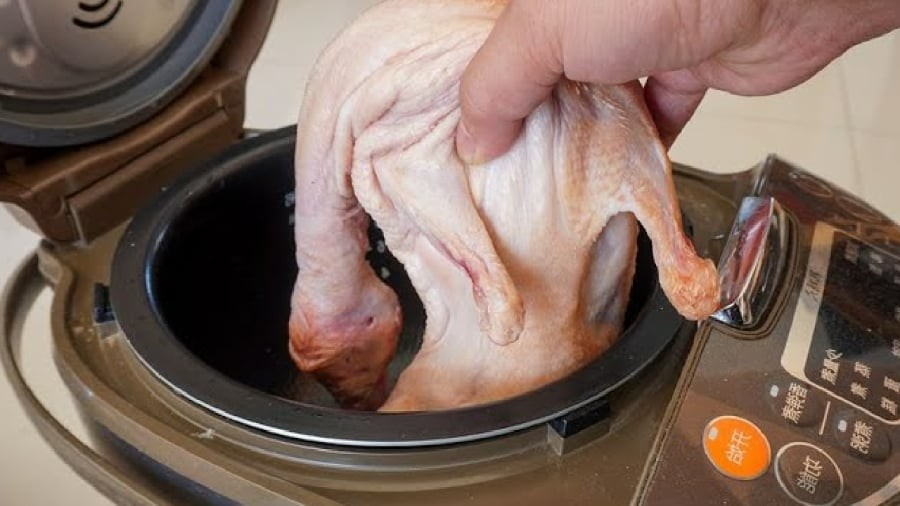 Bạn có thể làm món vịt nướng bằng nồi cơm điện.