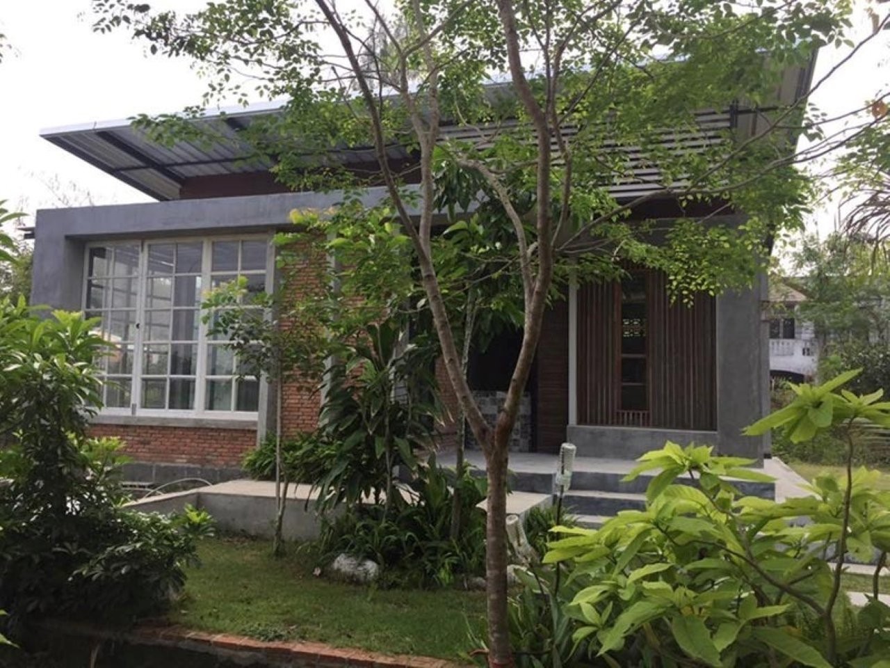 Theo phong thủy, cửa nhà nên vuông vắn, có góc cạnh, có người thích làm cửa hình vòm cung, điều này không tốt, vì cột cửa có khi giống như hai ngọn nến, trông rất xấu, dễ bị phá tài, tai họa. (Ảnh minh họa)