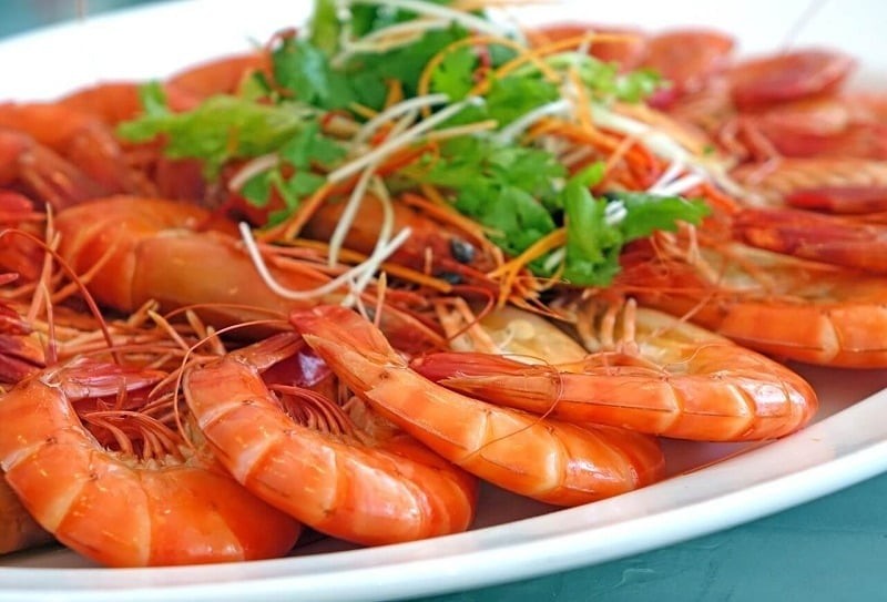 Đun nước đến khi sôi, cho tôm vào luộc với lửa vừa trong khoảng 3-5 phút (tùy kích thước tôm). Khi tôm chuyển sang màu đỏ au và thịt săn chắc là tôm đã chín.