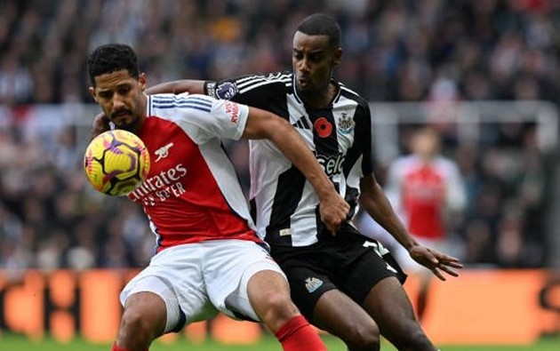 Cả Arsenal và Newcastle đều hướng đến vé dự Champions League.